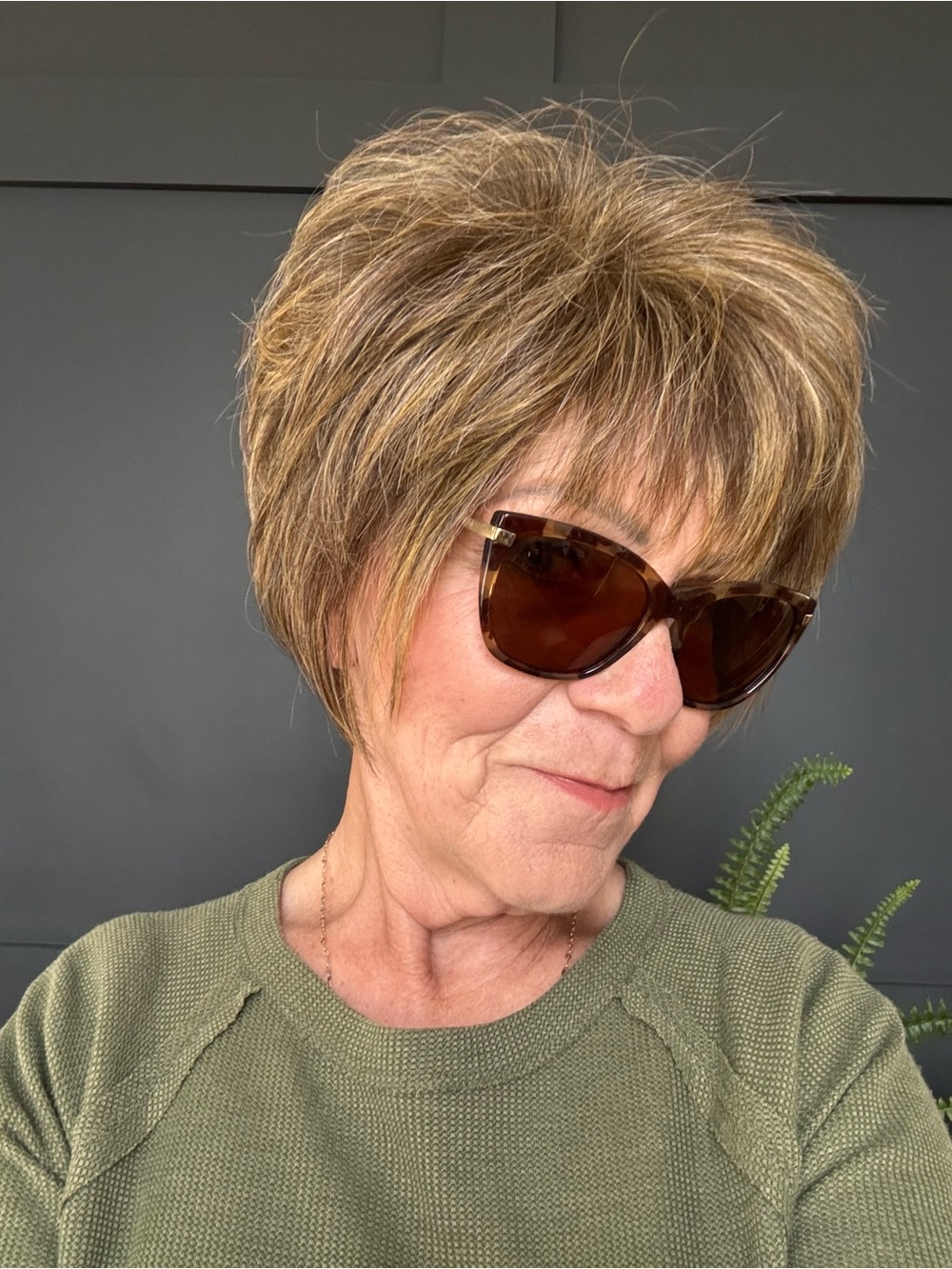 Short Layered Women's Wig in Light Brown with Blonde Highlights